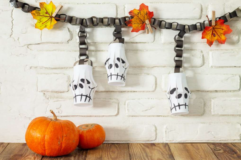 Halloween room decor, paper lanterns garland skull for Halloween.