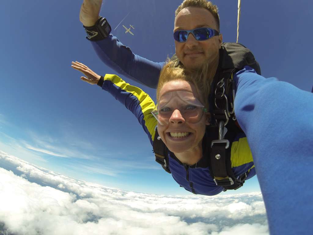 sky diving is a great experience gift 