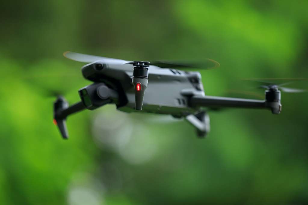 https://blogcdn.swagmagic.com/wp-content/uploads/2023/06/flying-drone-in-summer-forest-1024x682.jpg