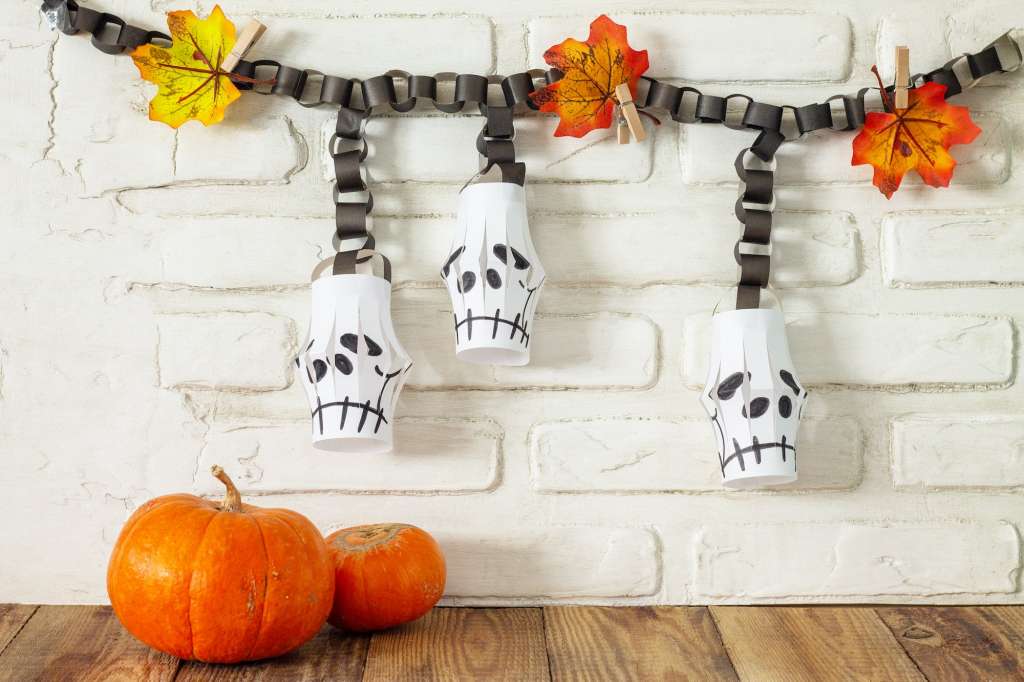 Halloween room decor, paper lanterns garland skull for Halloween.