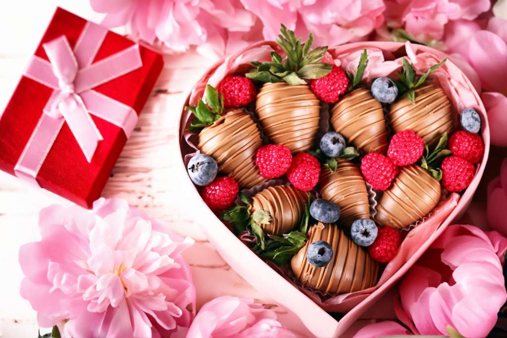 chocolate covered strawberries for gifts and treats
